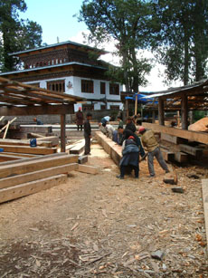 gal/Le_Monastere _Gangtey_Gompa/en_travaux/Travaux 10-2005/artisans3.jpg